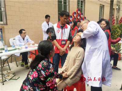 陆丰市善爱公益协会、陆丰东山骨伤科医院组织志愿者到陆丰开展义诊和送药公益活动